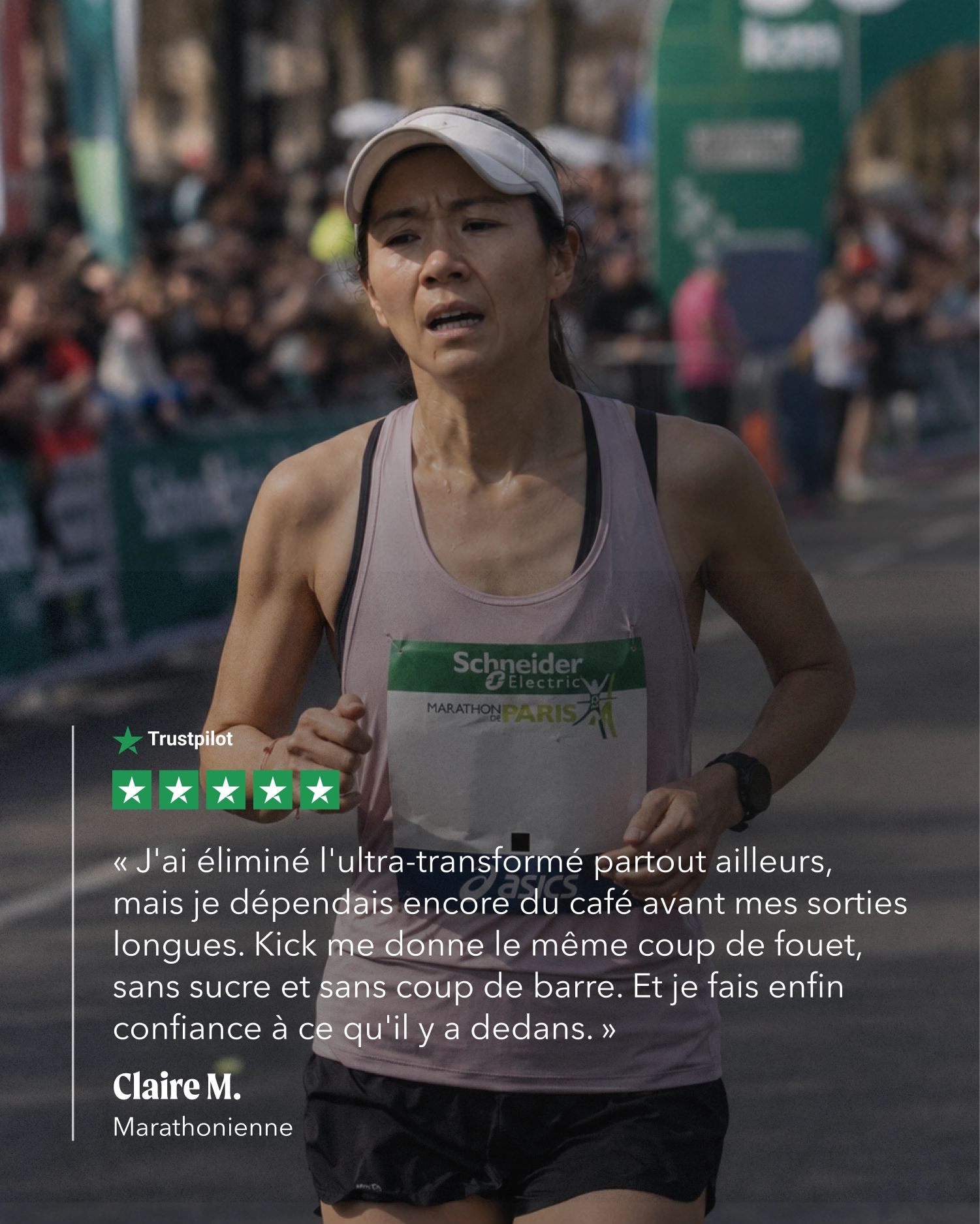 A female marathon runner wearing a pink tank top and black shorts, with a French testimonial quote overlaid on the lower half of the image.