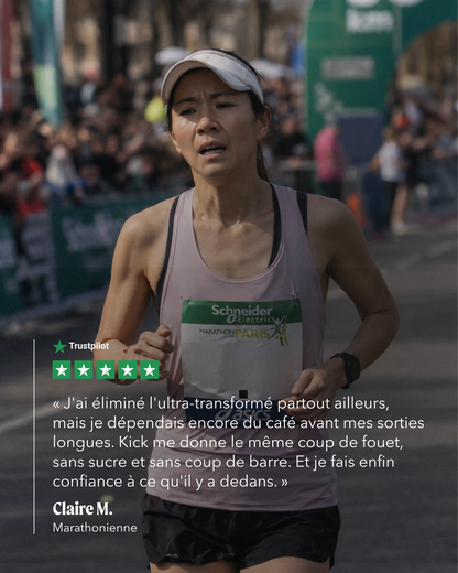 A female marathon runner wearing a pink tank top and black shorts, with a French testimonial quote overlaid on the lower half of the image.